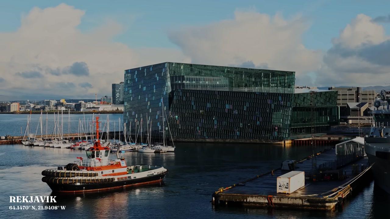 Cảnh hoàng hôn vàng rực trên vịnh Reykjavik, Iceland, khi con tàu Ocean Explorer bắt đầu hành trình.