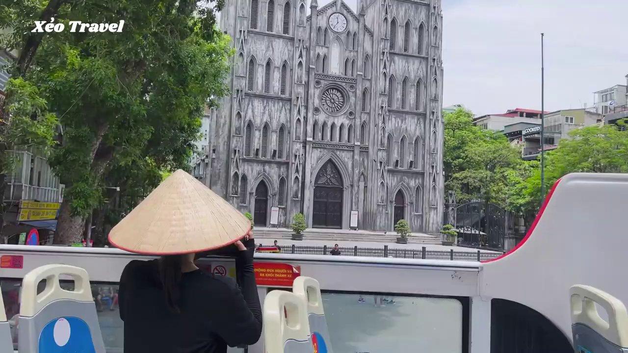 Khởi đầu hành trình khám phá Hà Nội trên chiếc xe buýt hai tầng mui trần.