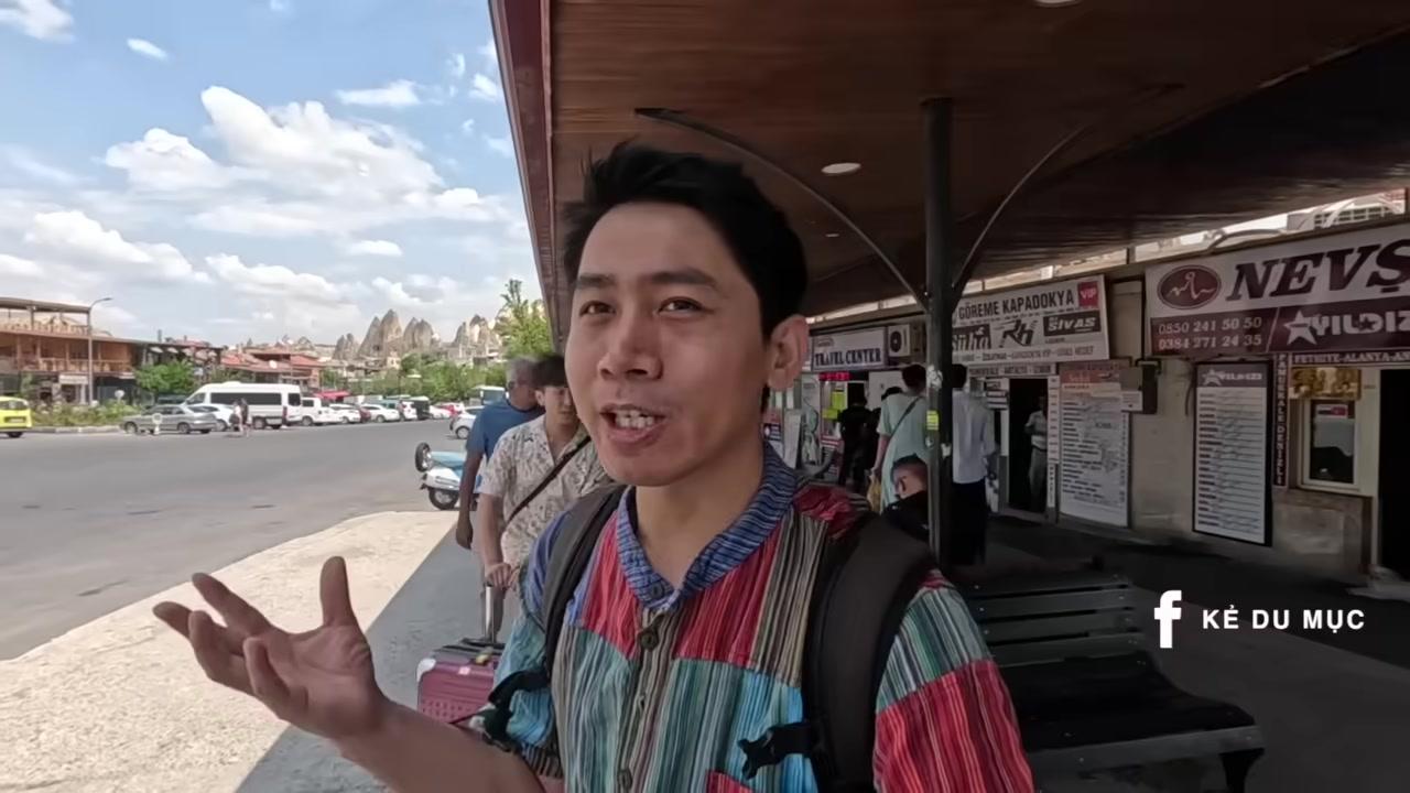 Bến xe buýt nhỏ nhưng được sắp xếp gọn gàng với bảng chỉ dẫn rõ ràng các tuyến đường.