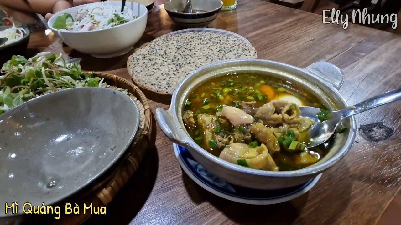 Tô mì quảng thập cẩm nóng hổi, thơm lừng tại quán Bà Mua.