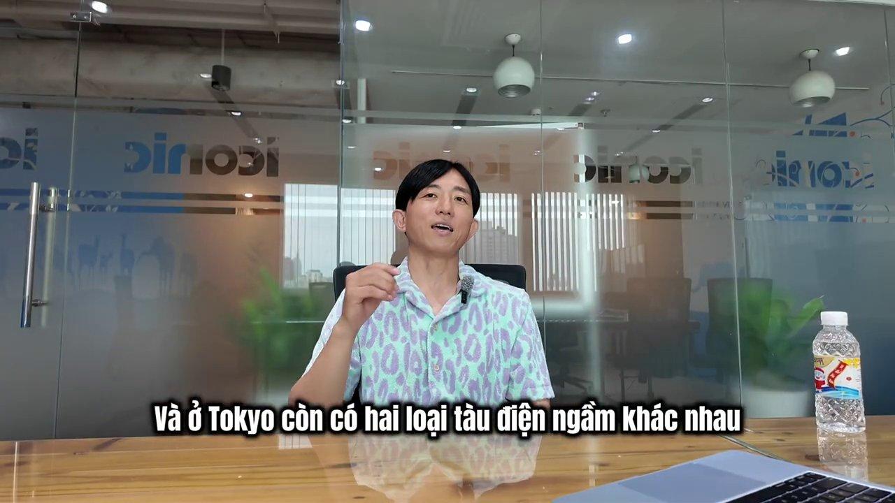 Một người đang đứng trước gương, như ng hình ảnh phản chiếu lại là một phiên bản khác của chính họ.