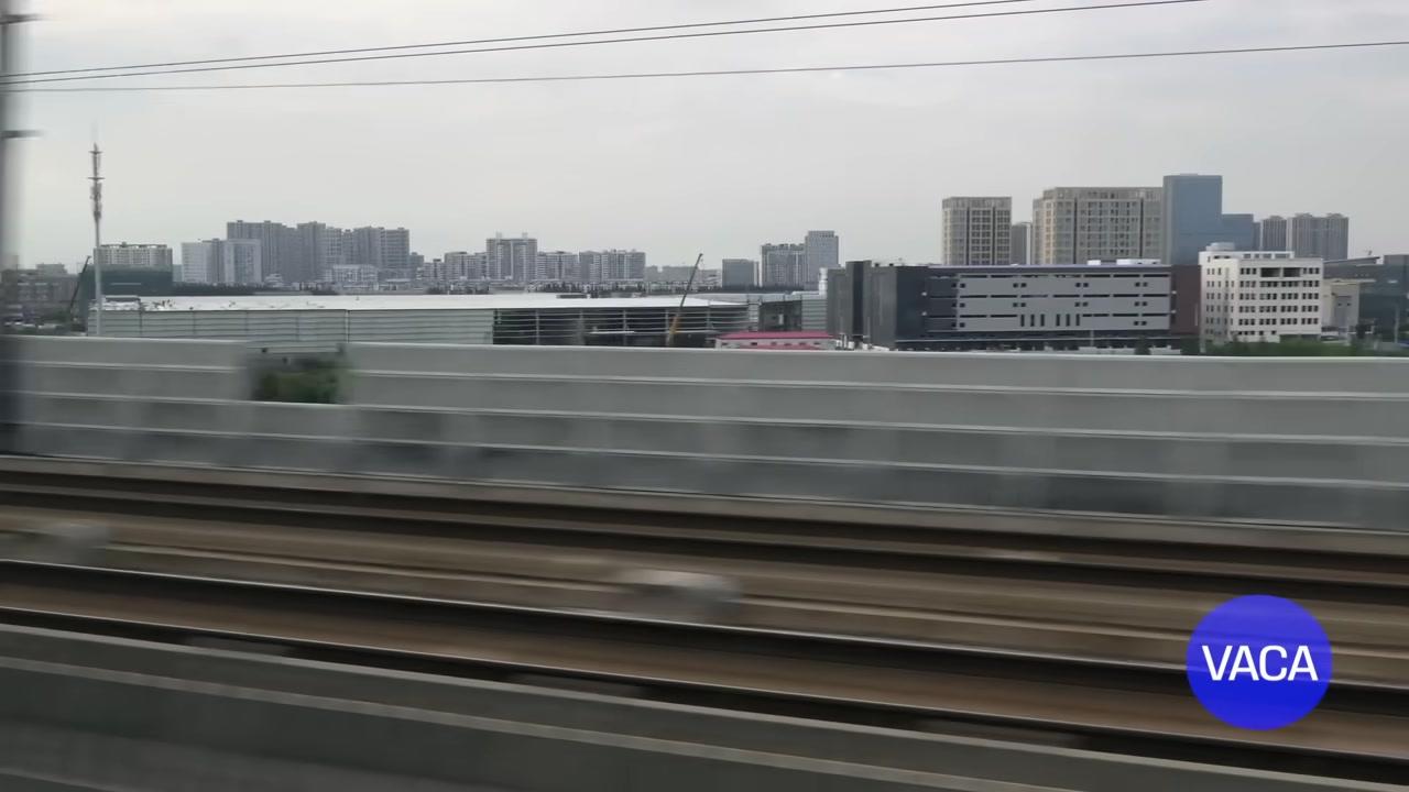 Toàn cảnh Tô Châu với những con kênh xanh biếc uốn lượn, những cây cầu cổ và kiến trúc truyền thống soi bóng xuống dòng nước.