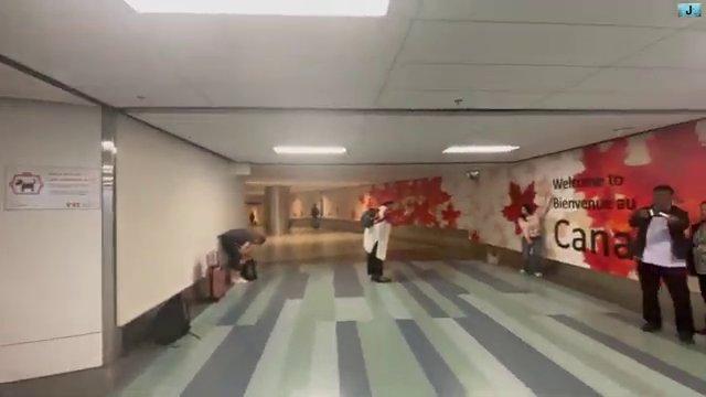 Quang cảnh nhộn nhịp bên ngoài sân bay Rome Fiumicino với hàng dài người chờ đón taxi.