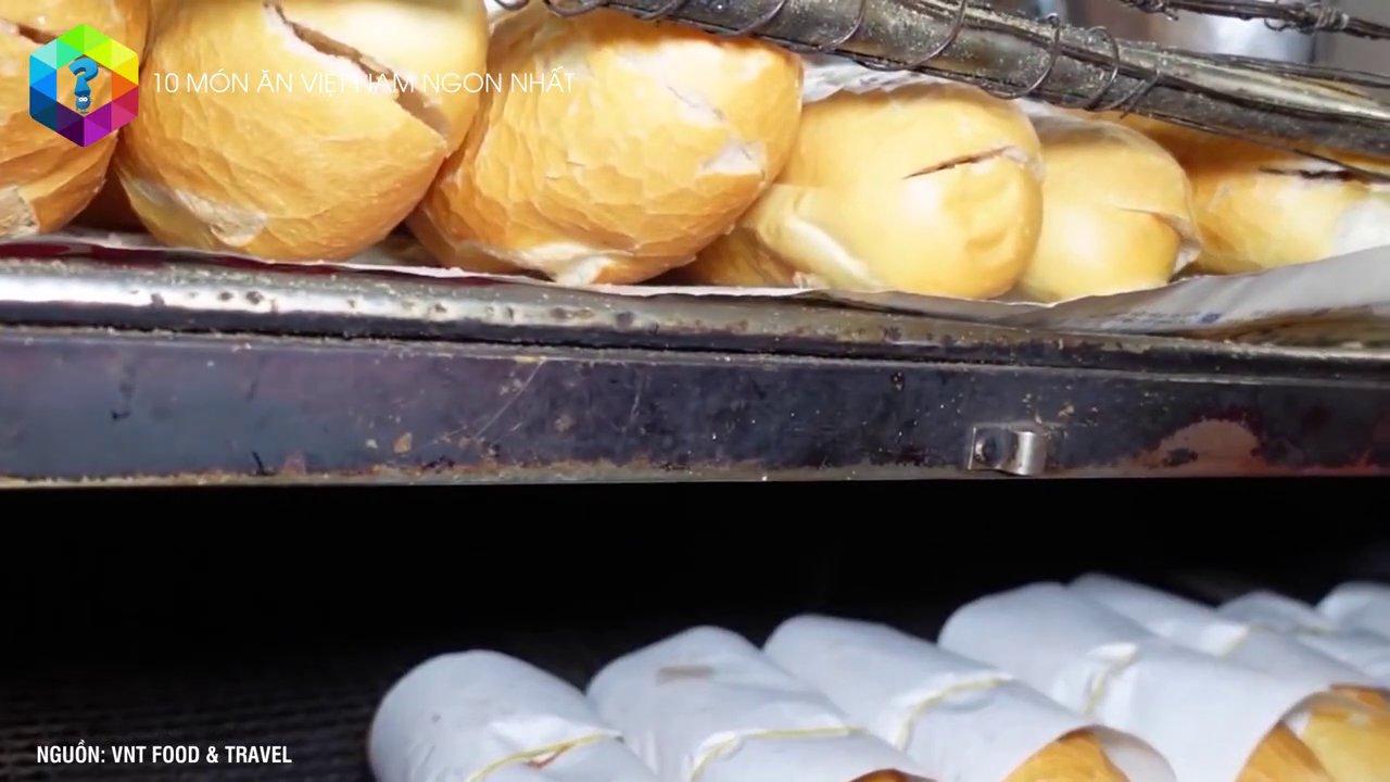 Hình ảnh quen thuộc trên vỉa hè Việt Nam: thực khách say sưa thưởng thức tô phở nóng hổi.