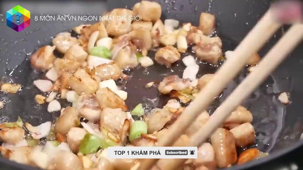 Tô phở bò truyền thống với nước dùng trong veo, thịt tái và đầy đủ rau thơm.