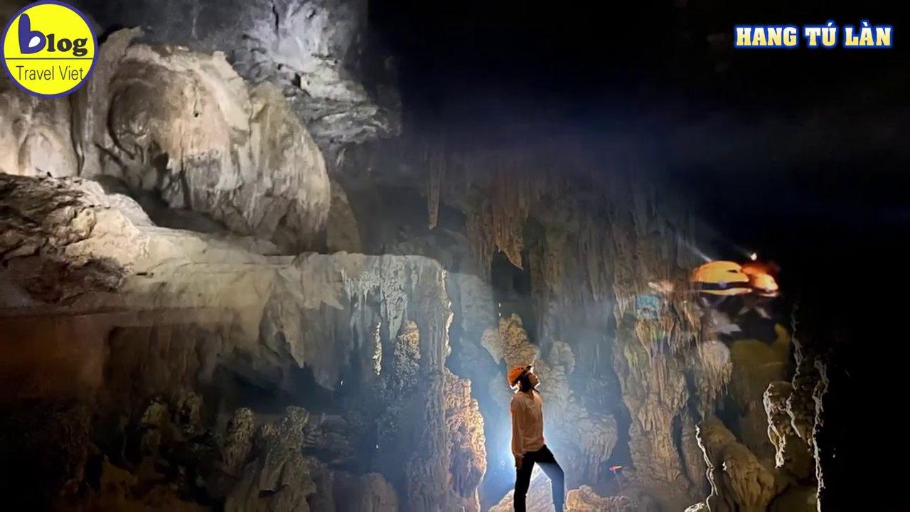 Làn hơi nước bốc lên từ Suối Nước Nóng Bang tạo nên khung cảnh thơ mộng.