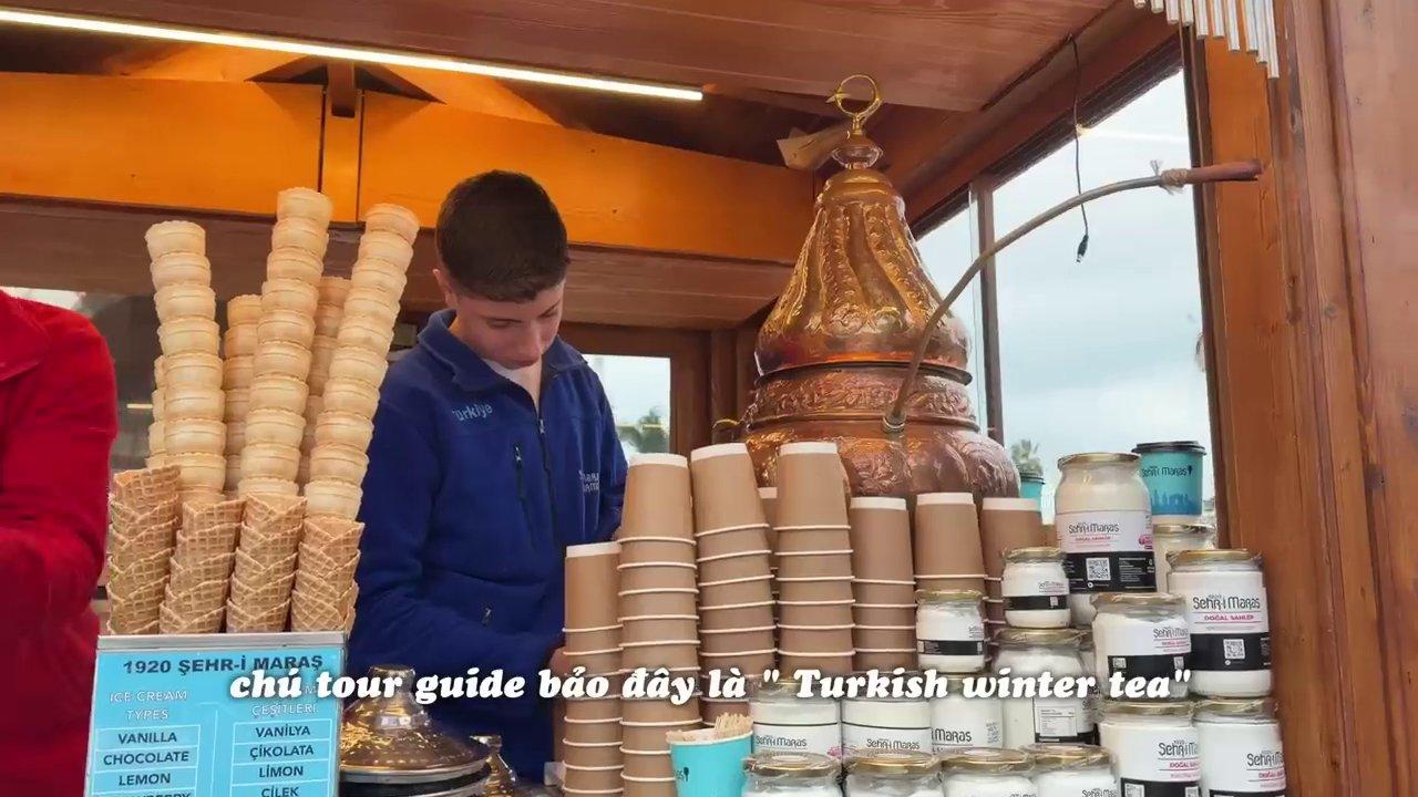 Một bữa ăn ngon miệng với bánh mì đặc trưng được phục vụ ngay trên chuyến bay đến Thổ Nhĩ Kỳ.