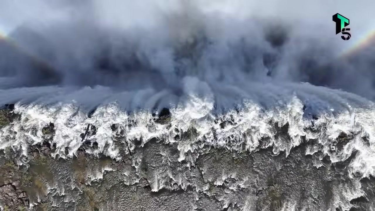 Cảnh bình minh trên đỉnh Everest với ánh sáng vàng hồng phủ lên những đỉnh núi phủ tuyết trắng.