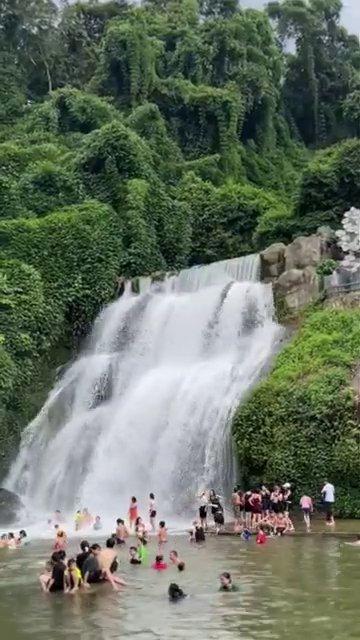 Cận cảnh dòng thác Áo Vua đổ xuống trắng xóa giữa núi rừng xanh mát.