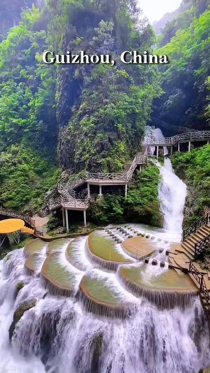 Con thuyền nhỏ chèo qua cửa hang rộng lớn, bắt đầu hành trình khám phá thế giới ngầm kỳ bí.