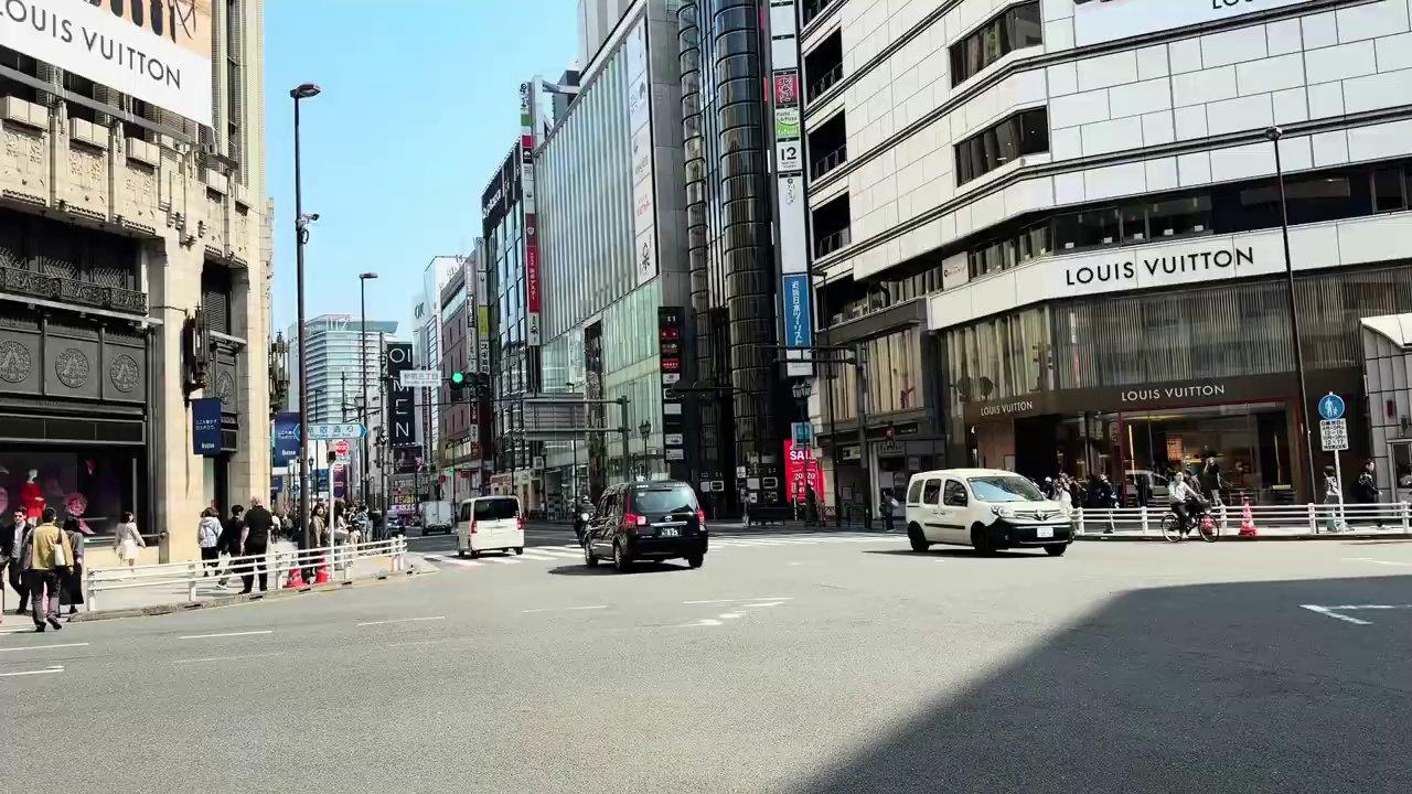 Một bàn ta y đang cầm bút, gạch chân những dòng chữ trên một cuốn sổ ta y với vẻ mặt tập trung.