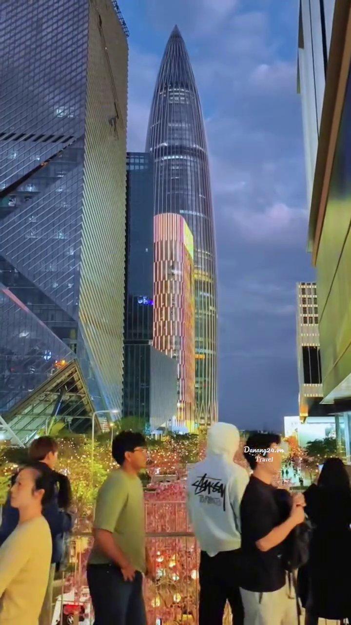 Quang cảnh Thâm Quyến về đêm với những tòa nhà chọc trời rực rỡ ánh đèn, tạo nên một bức tranh đô thị tương lai sống động.