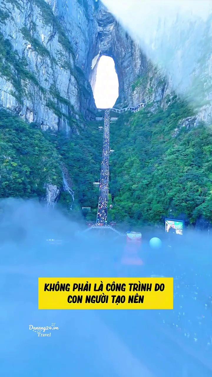 Một góc nhìn từ trên cao xuống con đường đèo ngoằn ngoèo với 99 khúc cua hiểm trở dẫn lên Thiên Môn Sơn.