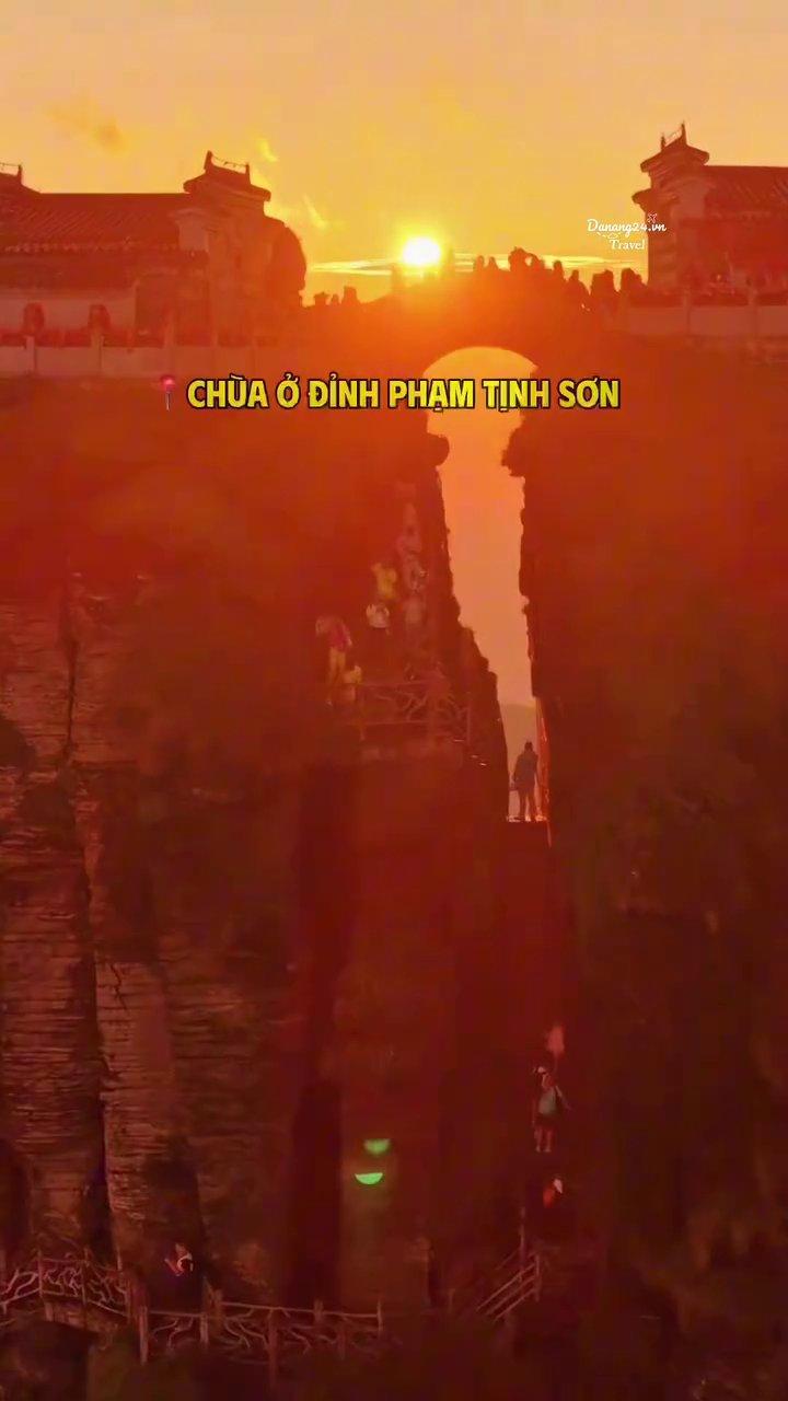 Ngôi chùa vàng lấp lánh nằm chót vót trên đỉnh Phạm Tịnh Sơn, chìm trong biển mây.