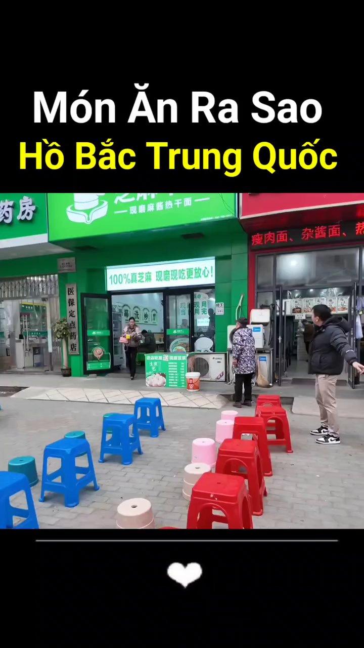 Thực khách đang dùng bữa sáng với tô phở bò nghi ngút khói, bên cạnh là đĩa sủi cảo vàng ươm.