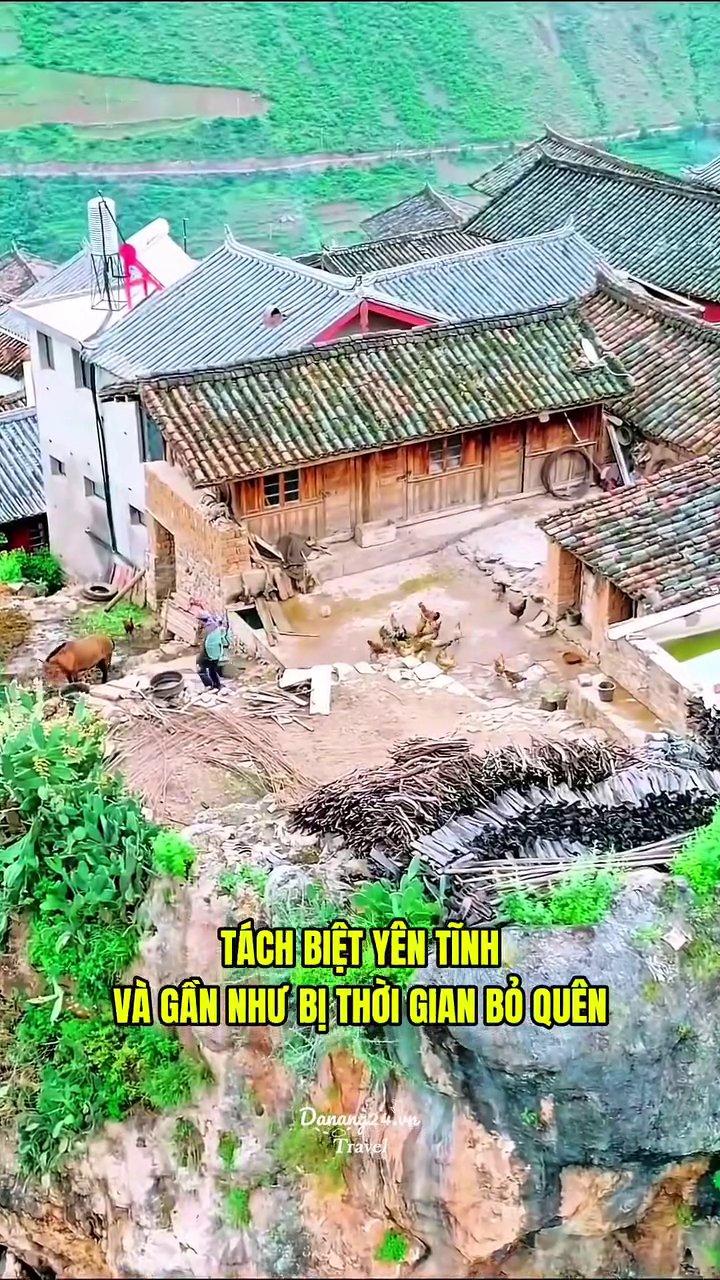 Toàn cảnh Làng Thành Đá nằm chót vót trên đỉnh một khối đá hình nắm tay độc đáo.