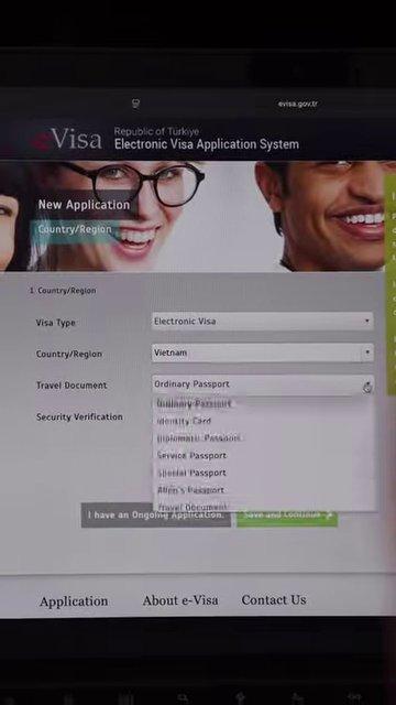Giao diện trang web evisa.gov.tr với các lựa chọn quốc gia và loại hộ chiếu được khoanh vùng rõ ràng.