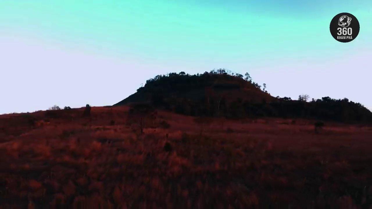 Cửa vào hang động núi lửa Công Nổ - nơi được mệnh danh là