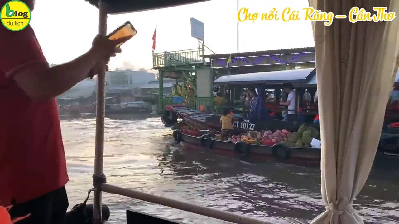 Cận cảnh một ghe hàng trái cây tươi ngon đang bán trên chợ nổi Cái Răng.