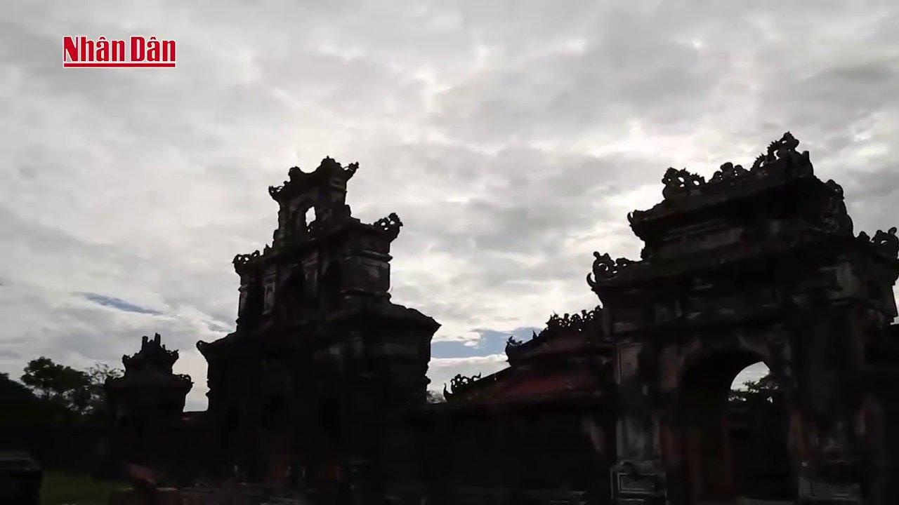 Cận cảnh kiến trúc một góc lăng mộ, thể hiện đường nét chạm khắc tinh xảo đặc trưng của triều Nguyễn.