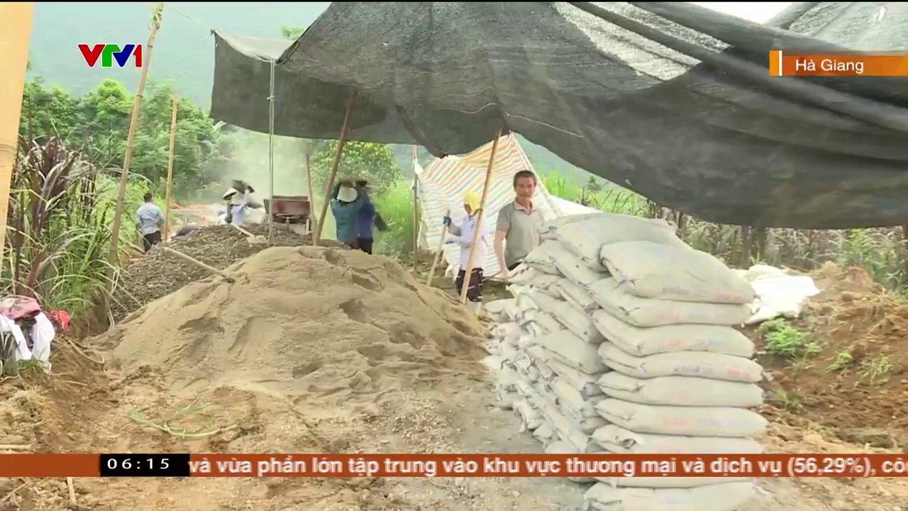 Cảnh quan hùng vĩ nhưng hiểm trở trên cung đường lên các điểm du lịch miền núi.