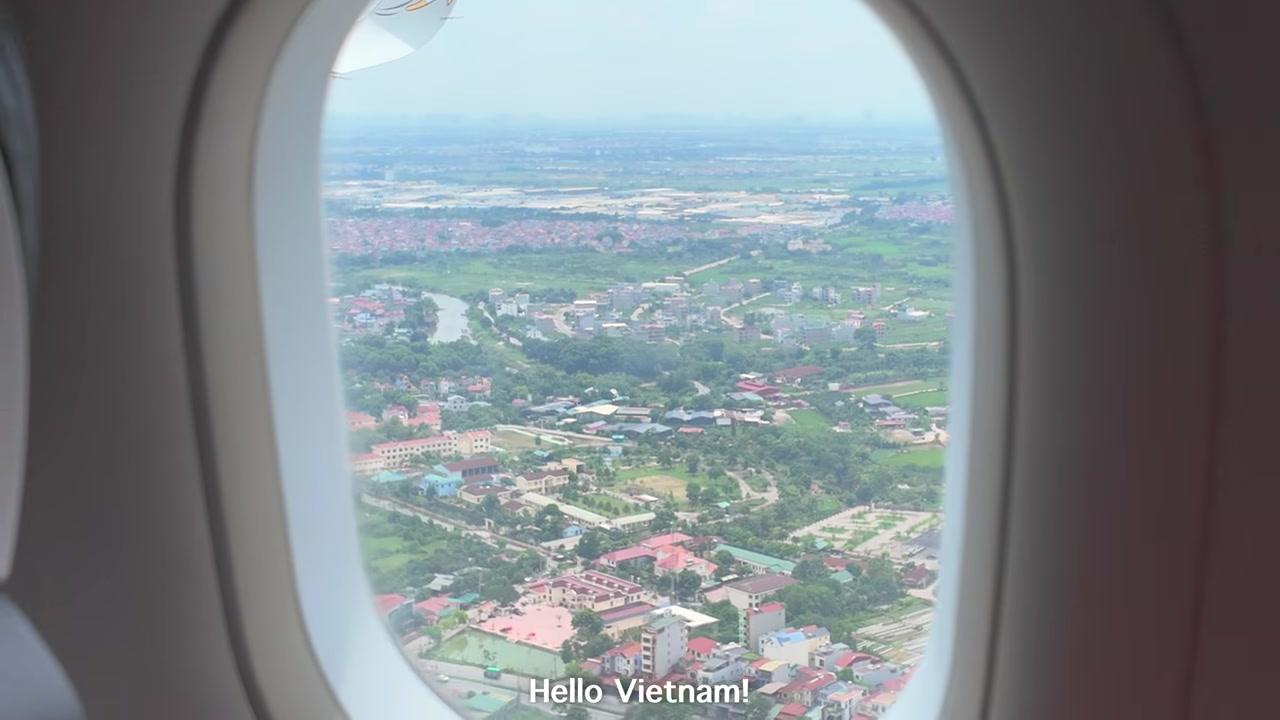 Cận cảnh túi cà phê giấy kraft với nhãn hiệu