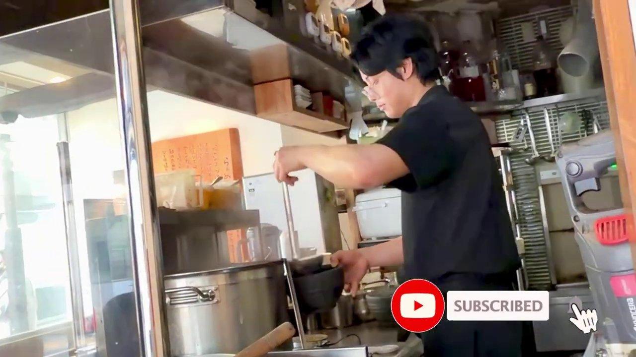 Một hành khách đang quẹt thẻ IC qua cổng soát vé tàu điện ở Nhật Bản.