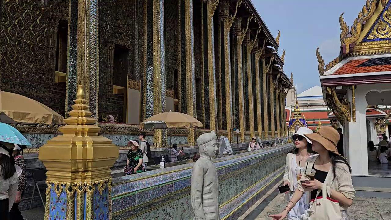 Du khách mặc sarong cho thuê để vào tham quan chùa một cách tôn kính.