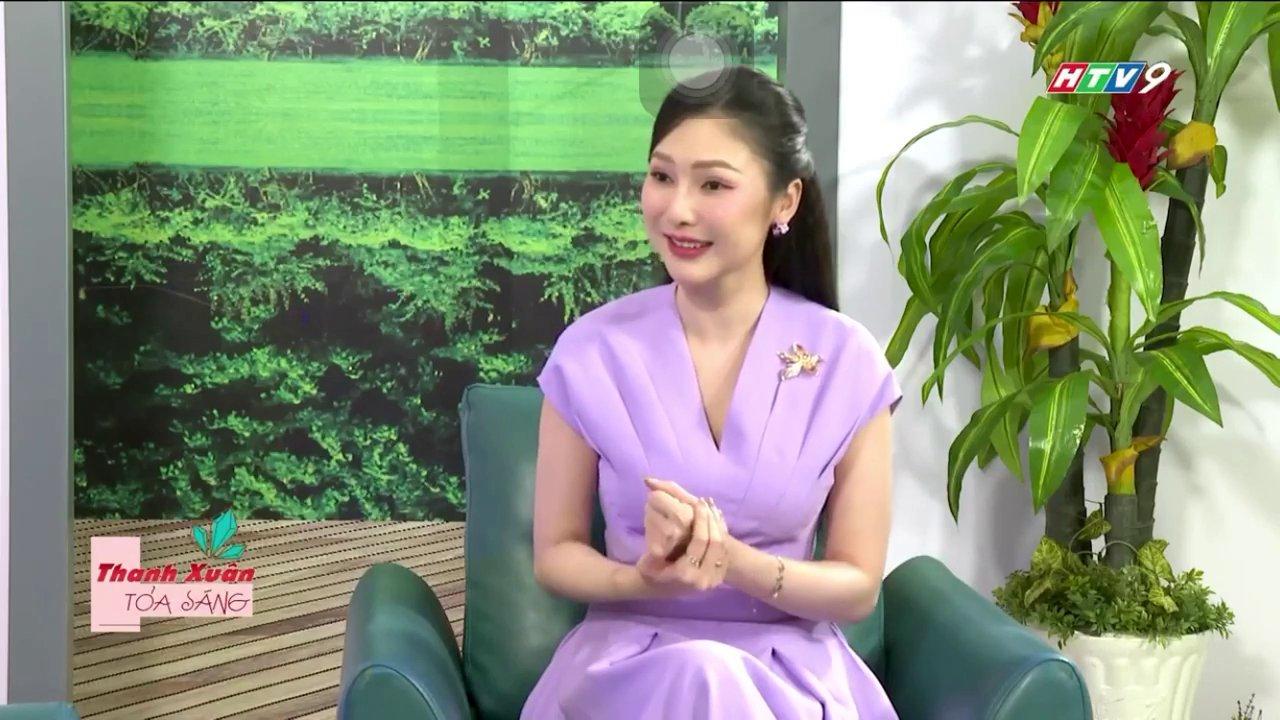 Một người đang nhìn bản đồ trên điện thoại, xung quanh là phố xá đông đúc, thể hiện khoảnh khắc giữa kỳ vọng và thực tế.