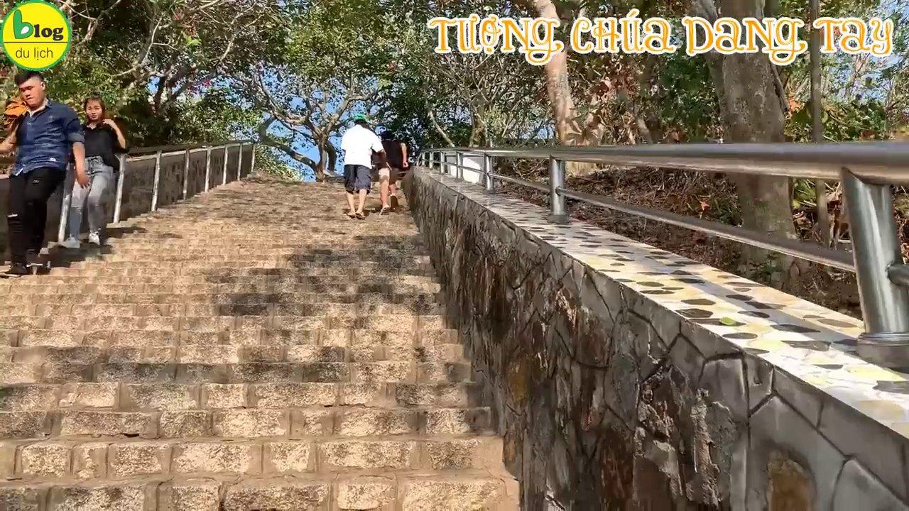 Tượng Chúa Kitô Vũng Tàu uy nghi với tầm nhìn hướng ra biển khơi.