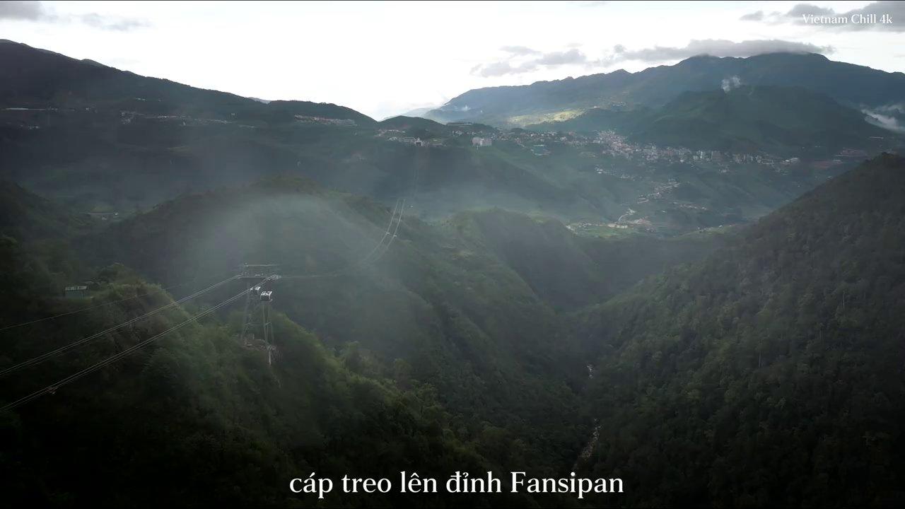 Cô gái dân tộc với nụ cười tươi tắn, dùng chiếc khăn thổ cẩm sặc sỡ che đầu, thể hiện sự thân thiện và nét duyên dáng đặc trưng.