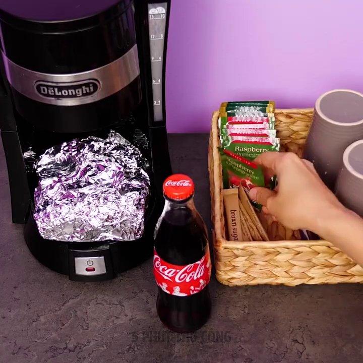 Một bát nhỏ đựng hỗn hợp màu cam đỏ sánh mịn, có que khuấy cắm bên trong, giống như một loại mặt nạ tự chế.