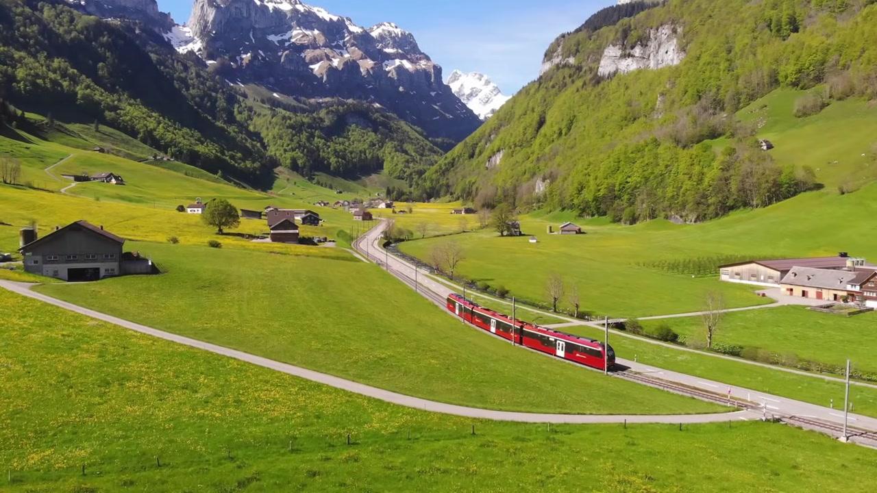 Đoàn tàu leo núi đặc biệt bắt đầu hành trình từ trạm Kleine Scheidegg.