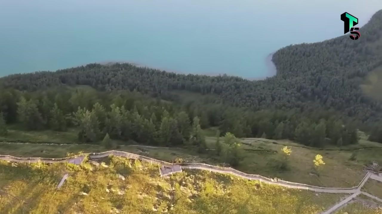 Màu nước xanh ngọc bích đặc trưng và hiện tượng phát sáng kỳ ảo trên mặt Hồ Kanas.