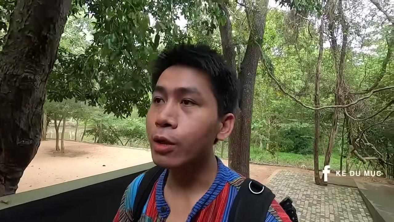 Lối đi bộ xuyên qua khu rừng rậm rạp, xanh mát dẫn đến chân núi đá.