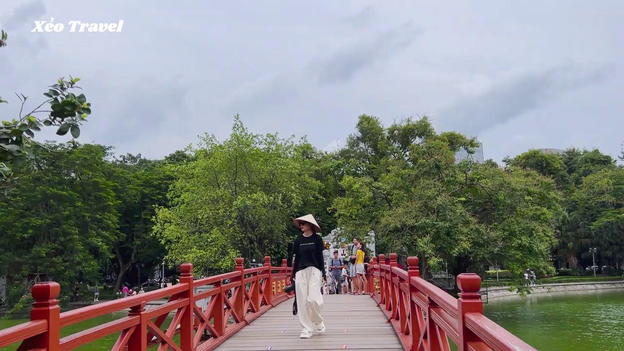 Cầu Thê Húc màu đỏ son – cánh cổng dẫn vào không gian linh thiêng của Đền Ngọc Sơn.