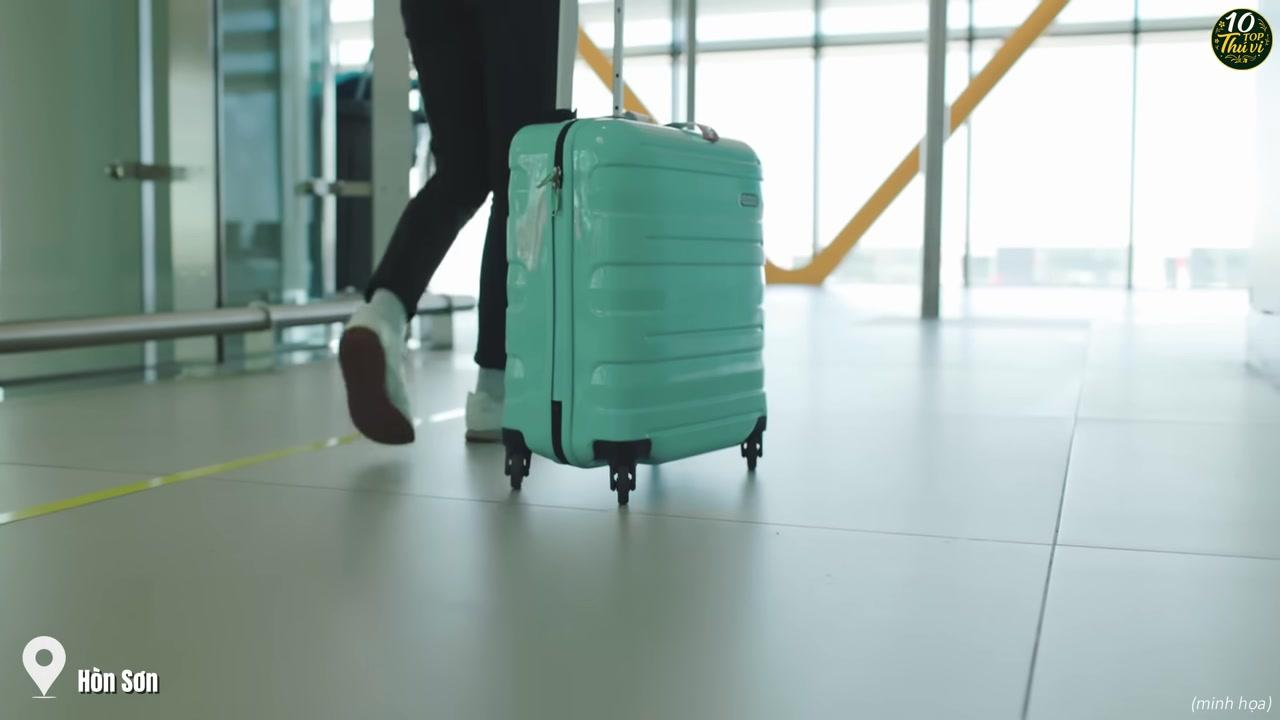 Cảnh hoàng hôn tuyệt đẹp trên bãi biển Hòn Sơn với những hàng dừa nghiêng bóng.