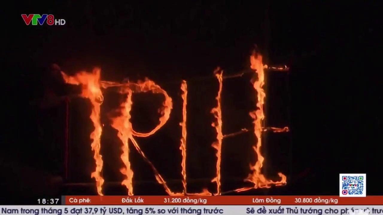 Du khách tham gia hoạt động thiện nguyện và giao lưu văn hóa với đồng bào Cơ Tu tại thôn Arầh.