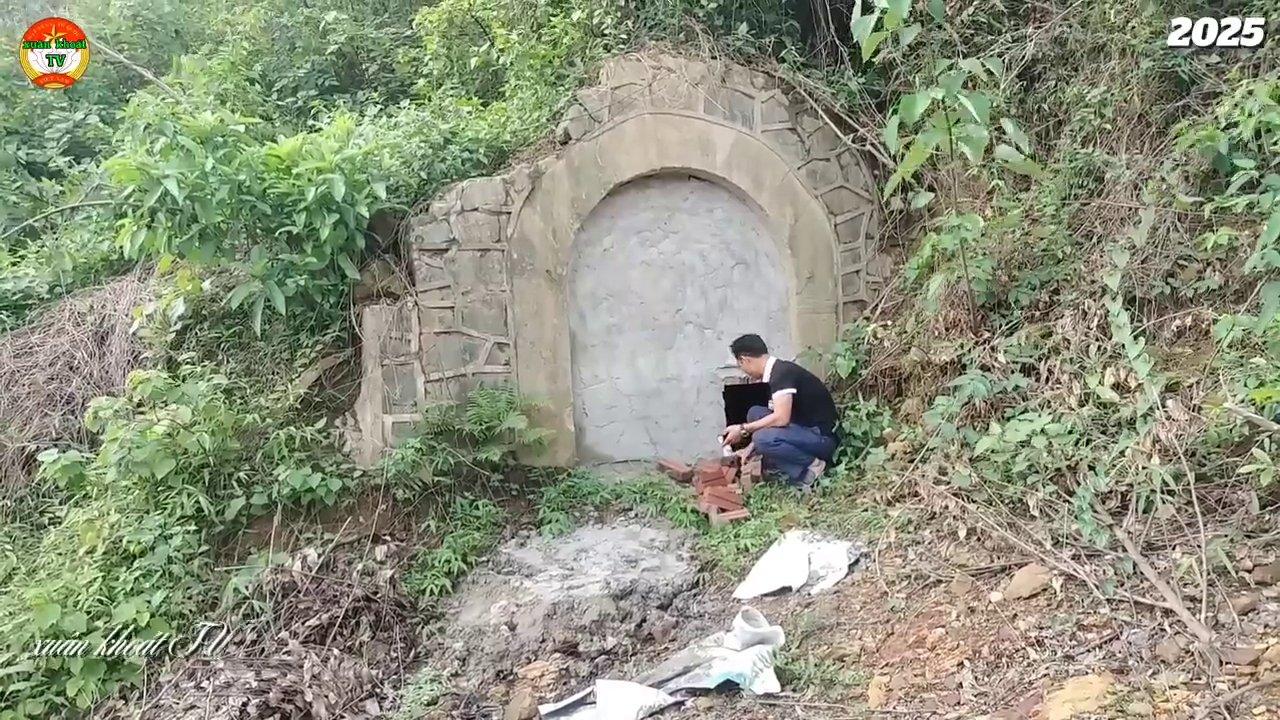 Góc nhìn bên trong cho thấy các bức tường dày và kết cấu vòm vững chãi, minh chứng cho kỹ thuật xây dựng đáng nể.