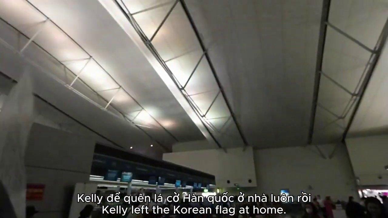 Khoảnh khắc mọi người hào hứng chuẩn bị đồ đạc và máy ảnh mới cho hành trình.