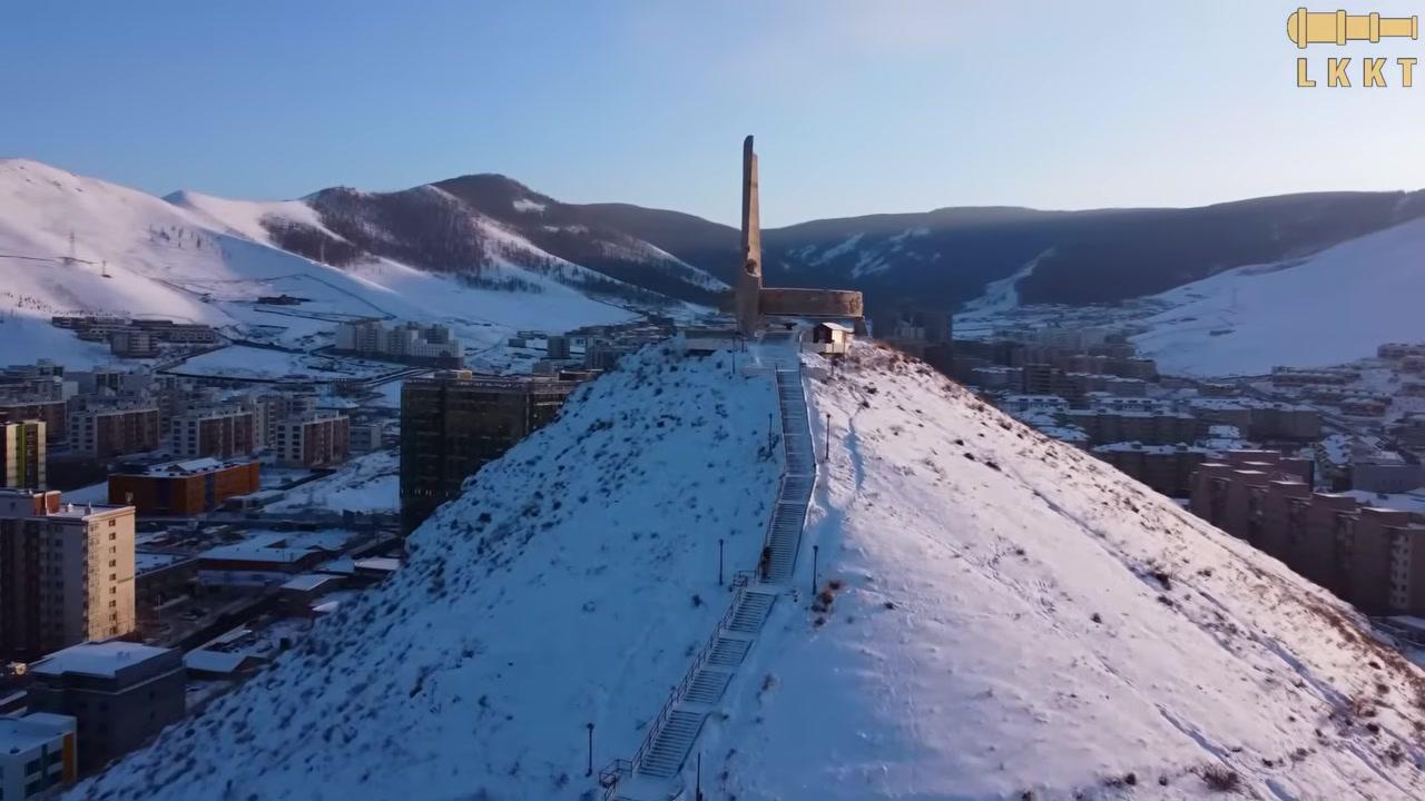 Cảnh tượng bão tuyết dữ dội trên thảo nguyên, minh họa cho hiểm họa