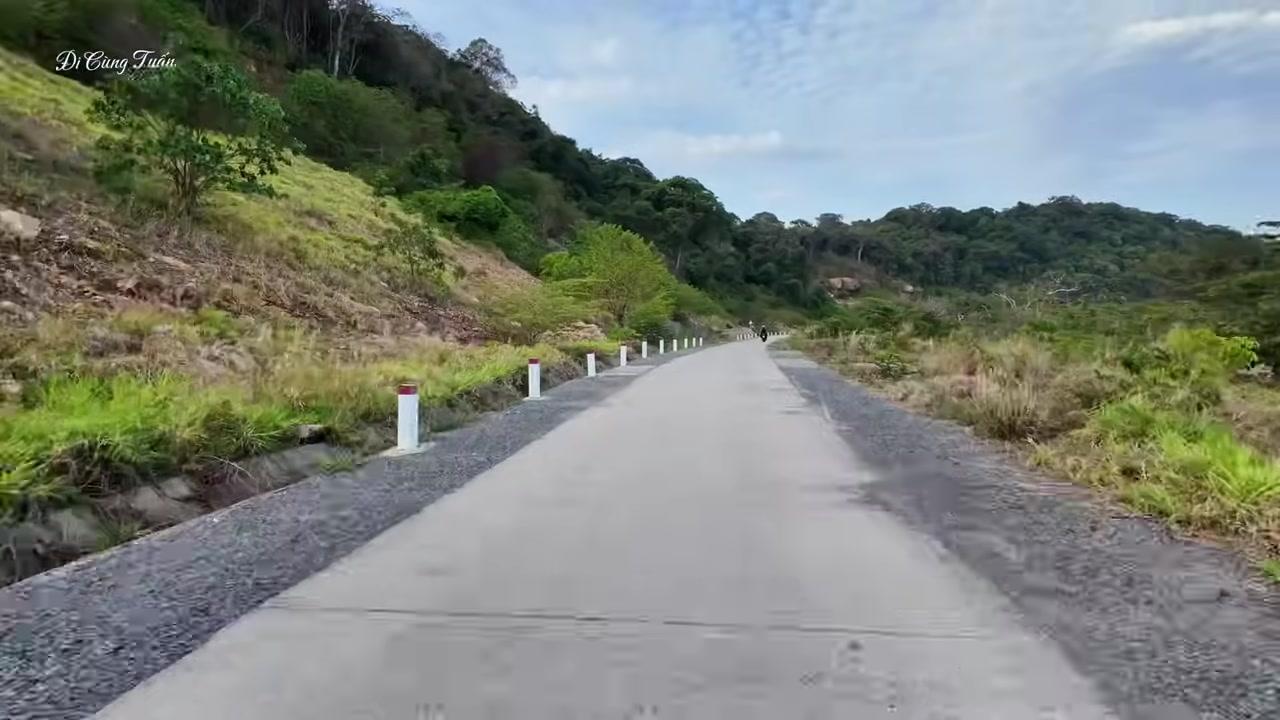 Khoang tàu chở khách ra đảo Thổ Chu, chủ yếu là người dân địa phương và bộ đội.