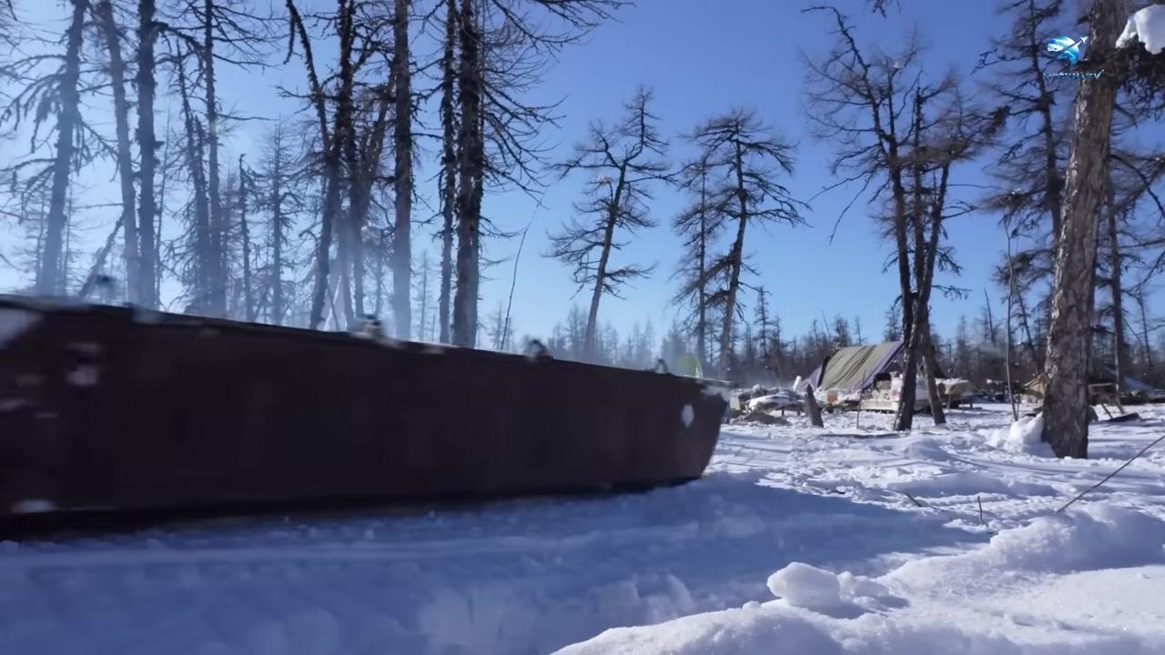 Một pháp sư Eskimo đang thực hiện nghi lễ với mặt nạ gỗ và trống truyền thống.