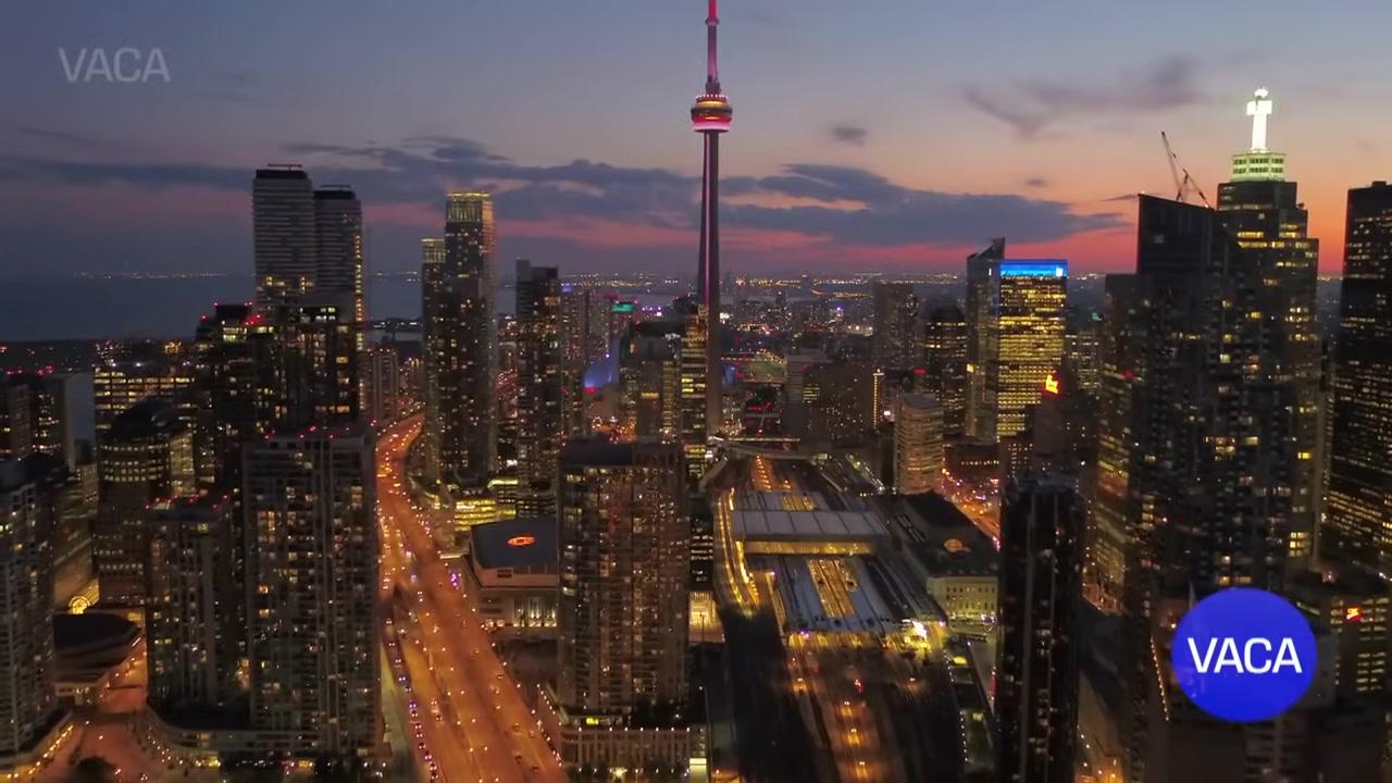 Tháp CN Tower sừng sững - biểu tượng của Toronto và cả Canada.