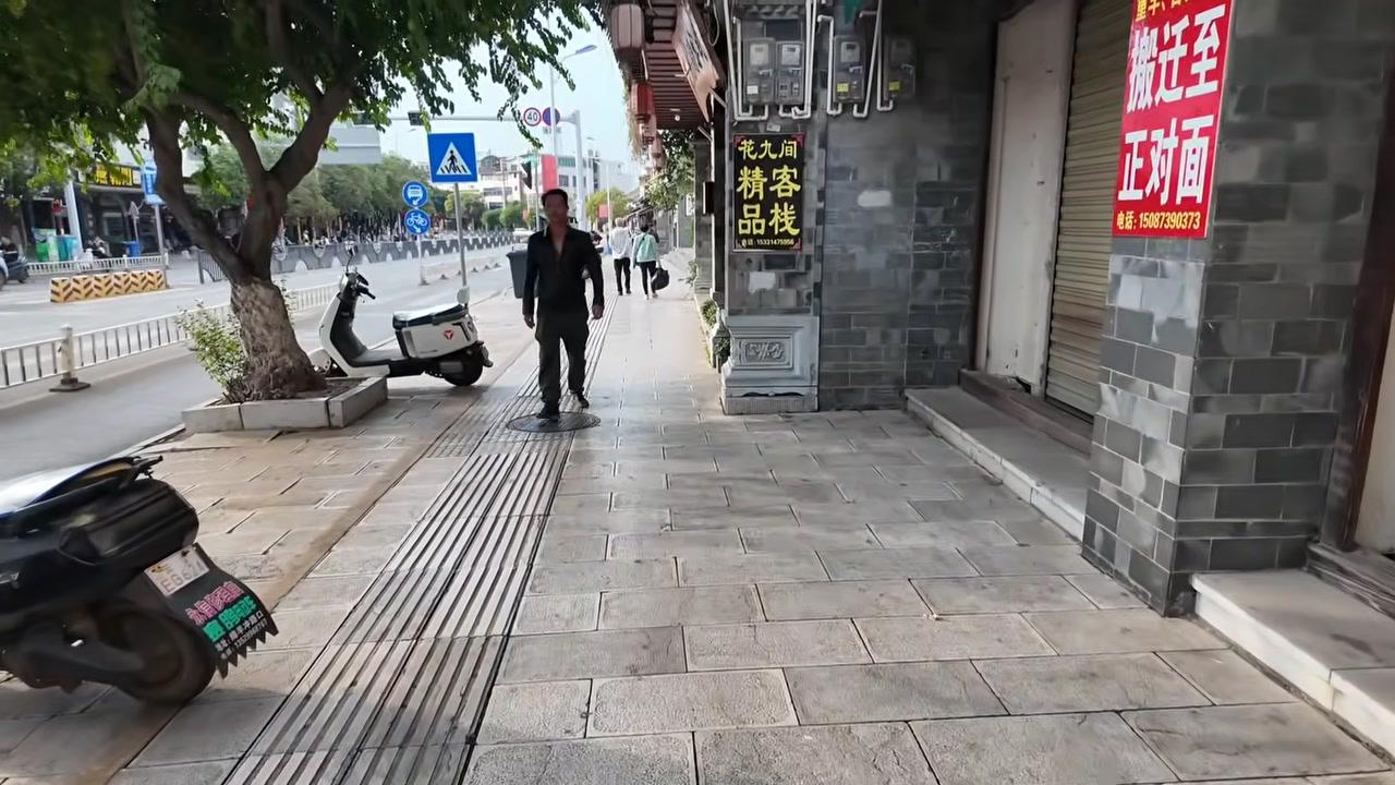 Một người phụ nữ đang gánh hàng rong trên phố - hình ảnh quen thuộc trong đời sống thường nhật.