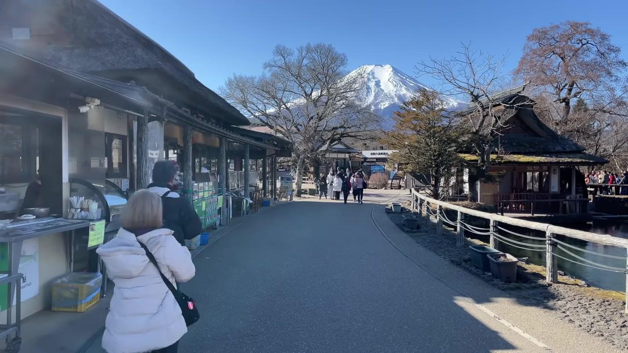 Dòng thác nước trong vắt đổ xuống từ vách đá, tạo nên một bức tranh thiên nhiên sống động giữa mùa đông.