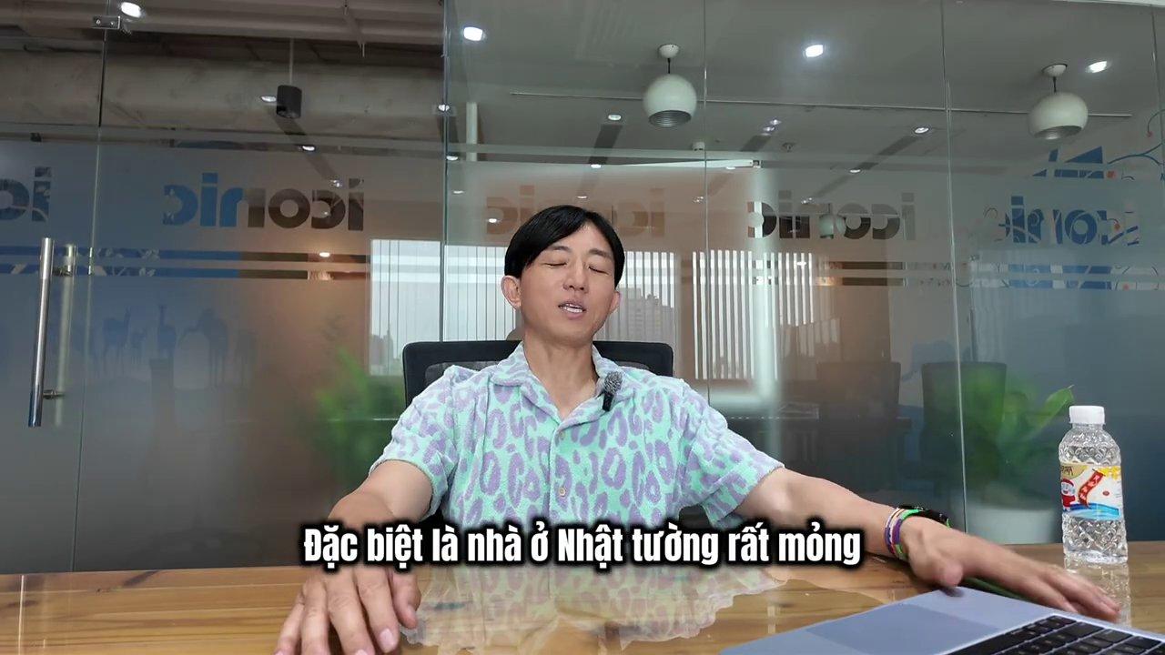 Hai bàn ta y đang nắm lấy nhau, như ng một bàn ta y đeo găng trắng tinh, tượng trưng cho sự giả tạo.