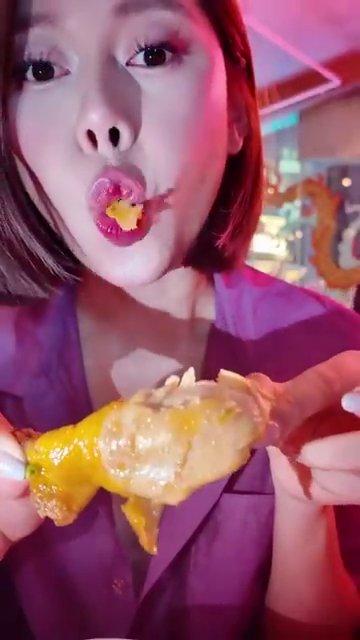 Món xôi gà hấp dẫn với thịt gà dai ngon và phần xôi thơm dẻo.