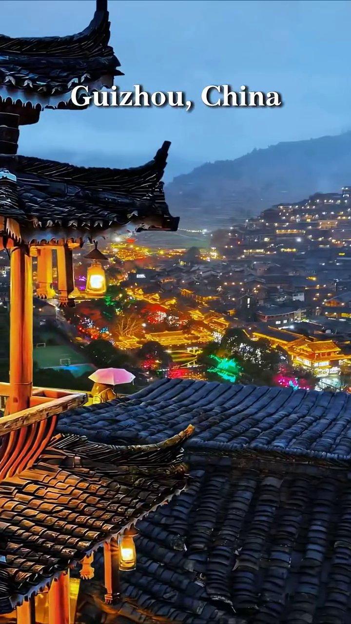 Toàn cảnh thị trấn cổ Guizhou về đêm với hàng ngàn ánh đèn lấp lánh, tạo nên một bức tranh lung linh.