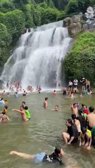 Một hồ nước trong vắt, xanh ngắt dưới chân thác, nơi du khách có thể ngồi nghỉ ngơi.